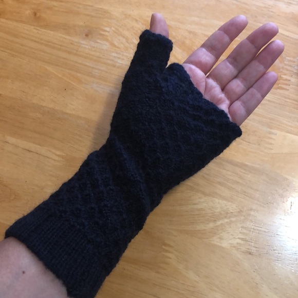 100% Alpaca Fingerless mittens - NWOT - Picture 3 of 5